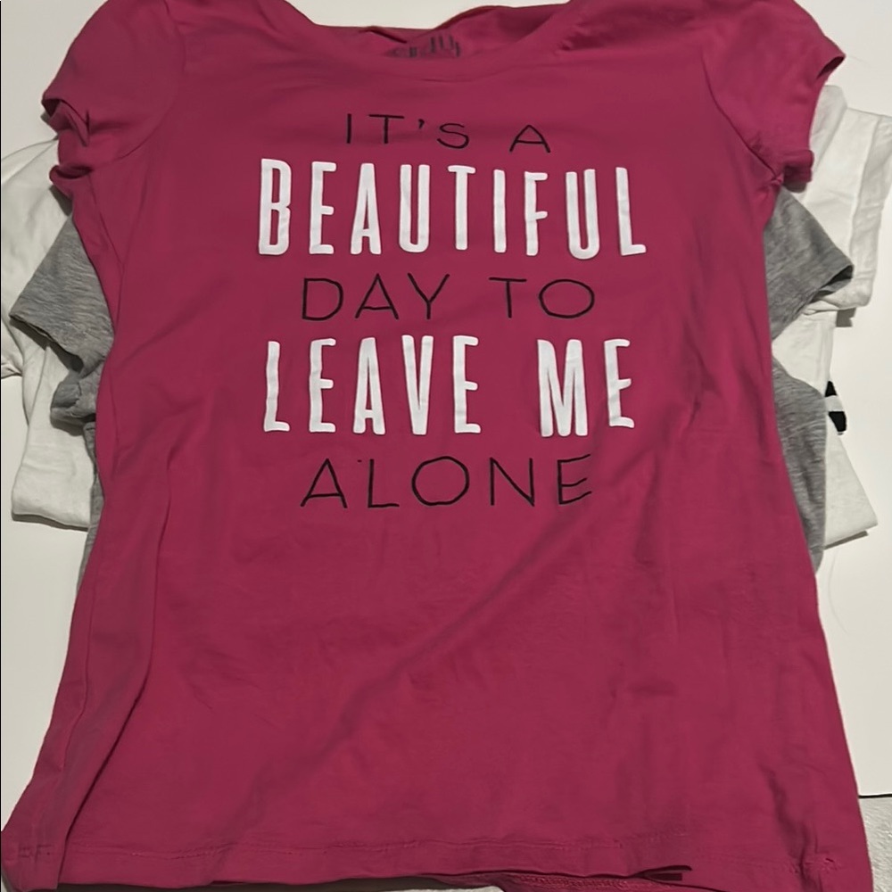 Girls Bundle of 4 Graphic design Medium. Casual - Picture 2 of 5